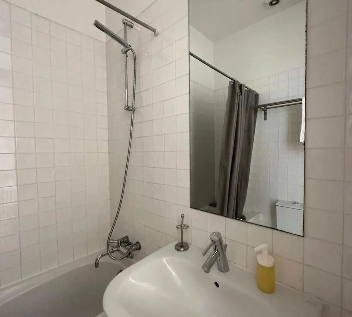 Private Comfortable Room In Chiado Lisboa Portugal